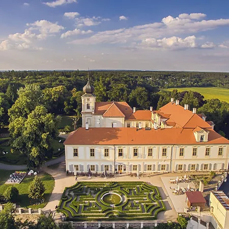 Maxmilian Lifestyle 4* Loučeň